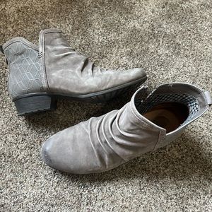 Women size 9 Rockport Booties